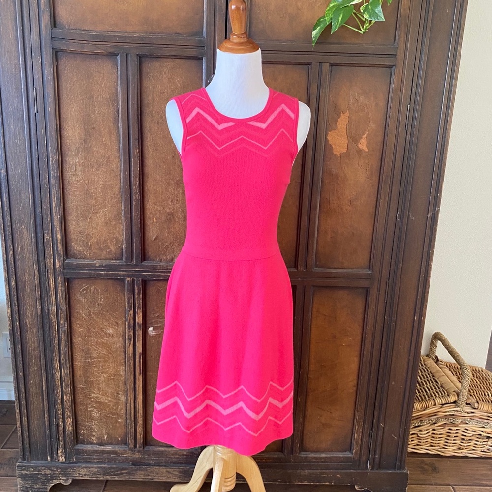 Ann Taylor sleeveless pink chevron knit dress XS